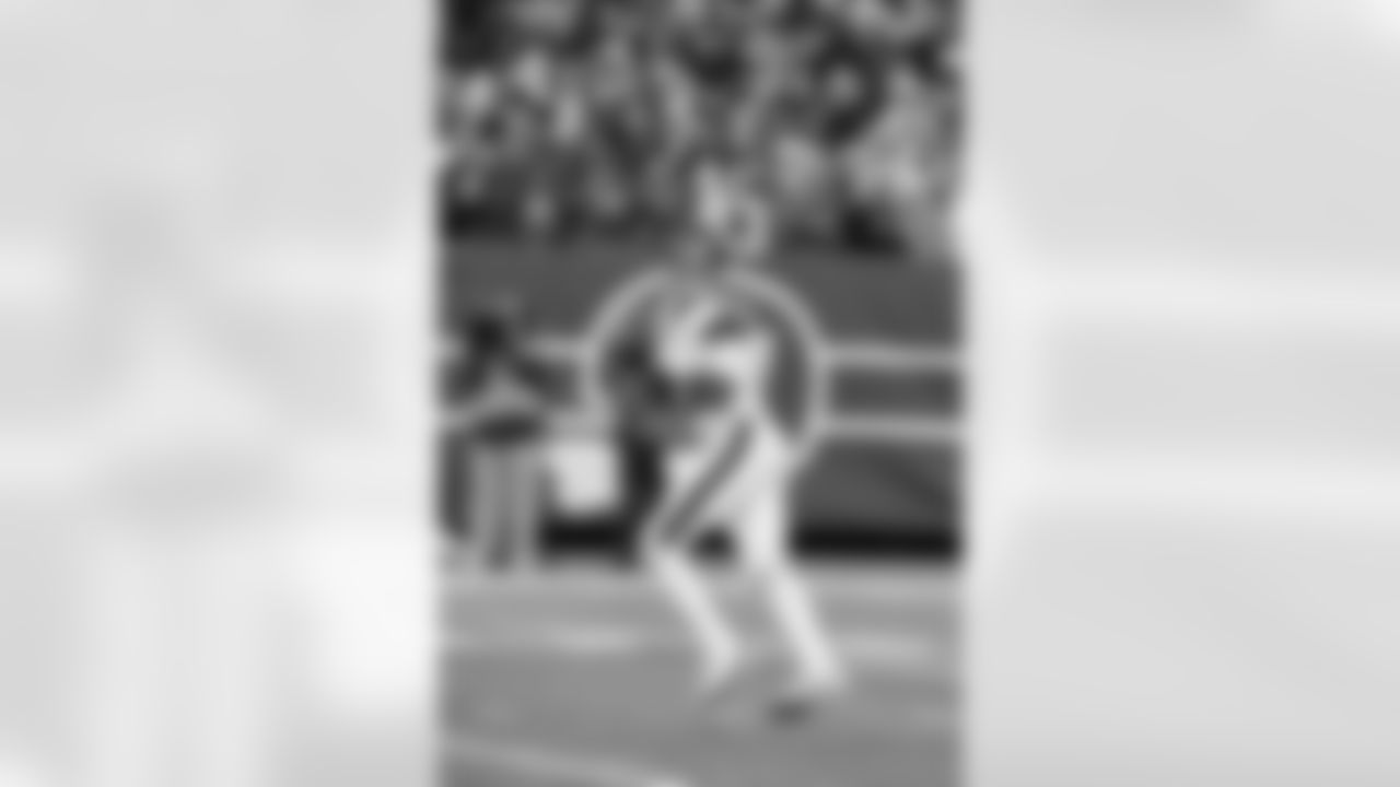 QB Jameis Winston (19)