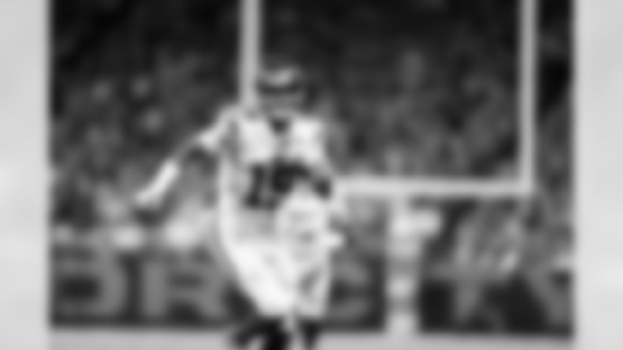 QB Jameis Winston (19)