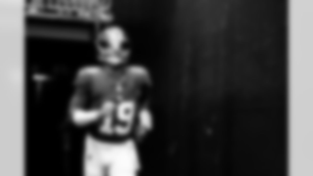 QB Jameis Winston (19)