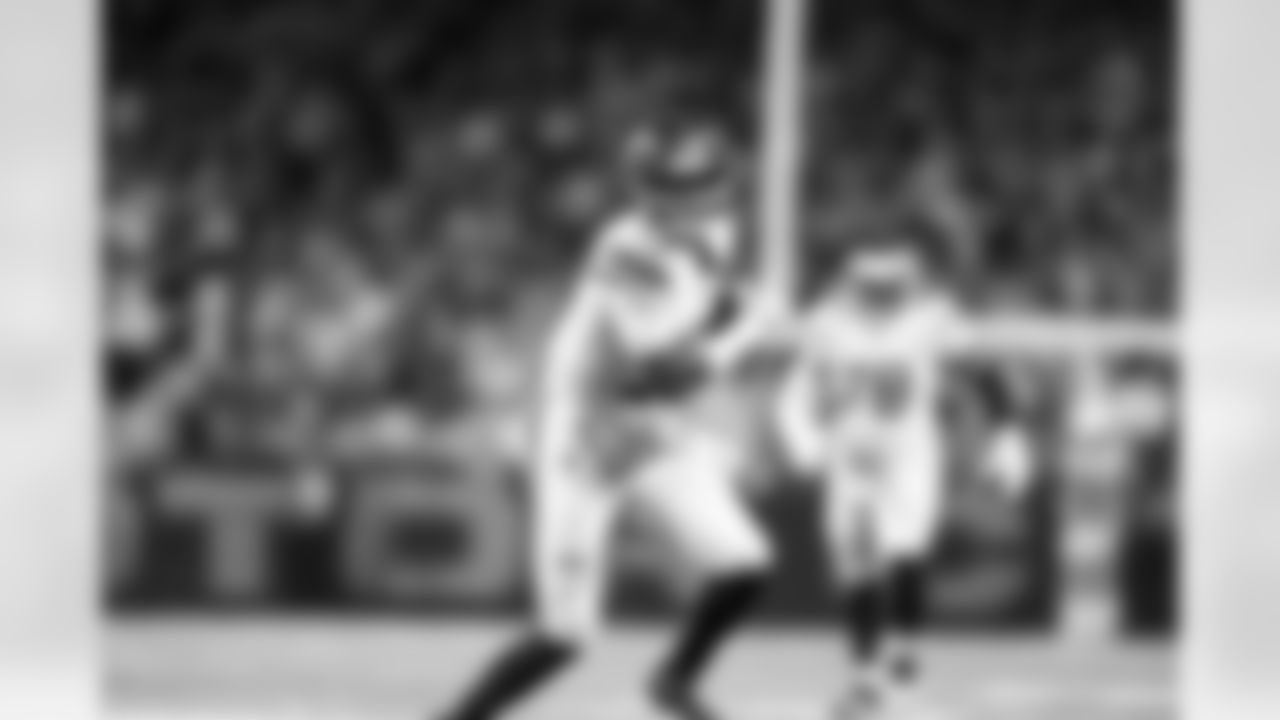 QB Jameis Winston (19)