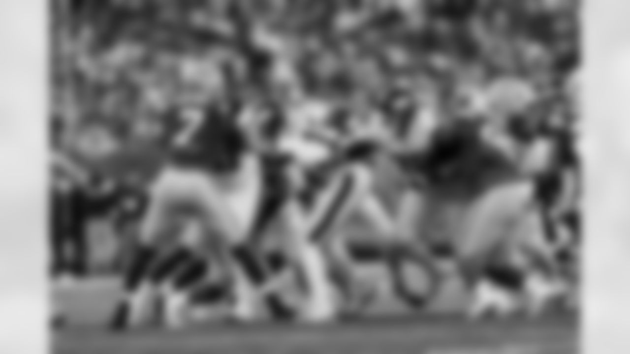 QB Jameis Winston (19)