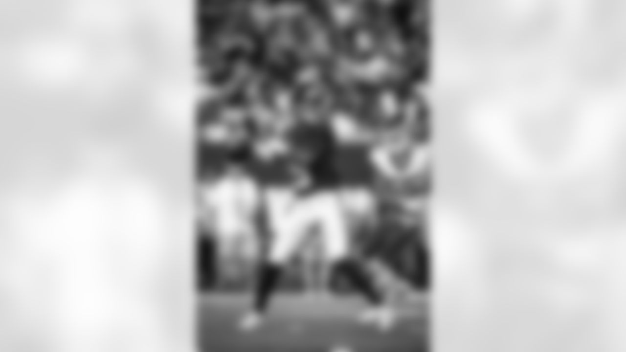 QB Jameis Winston (19)