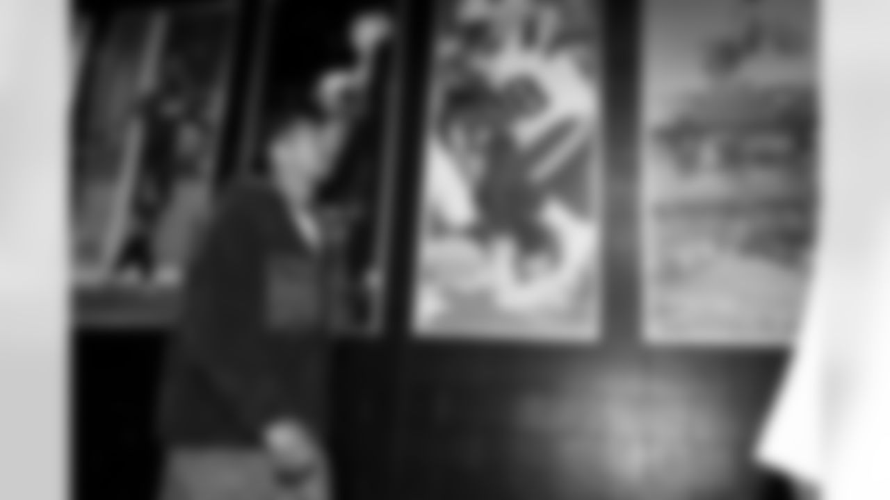 QB Jameis Winston (19)