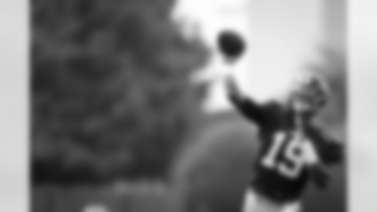 QB Jameis Winston (19)