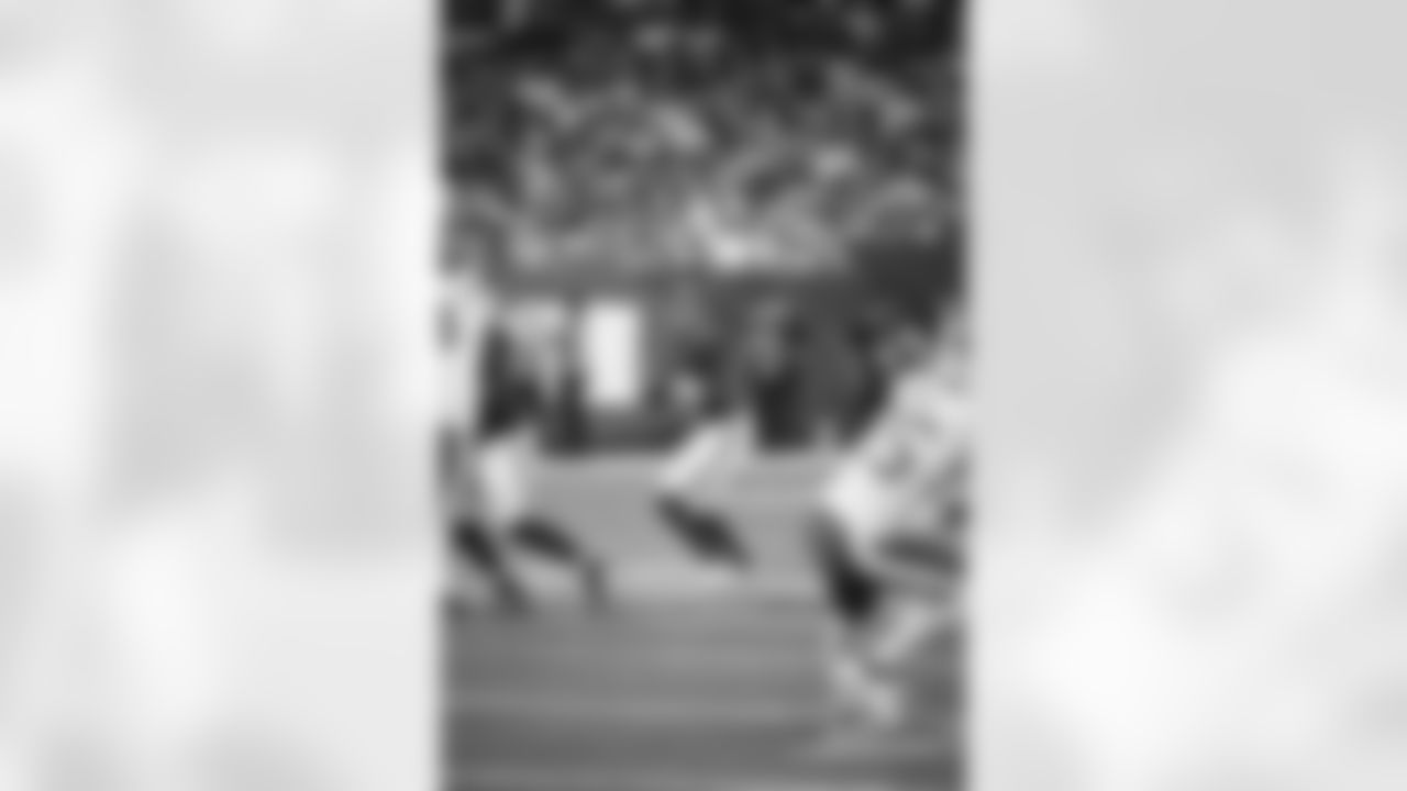 QB Jameis Winston (19)