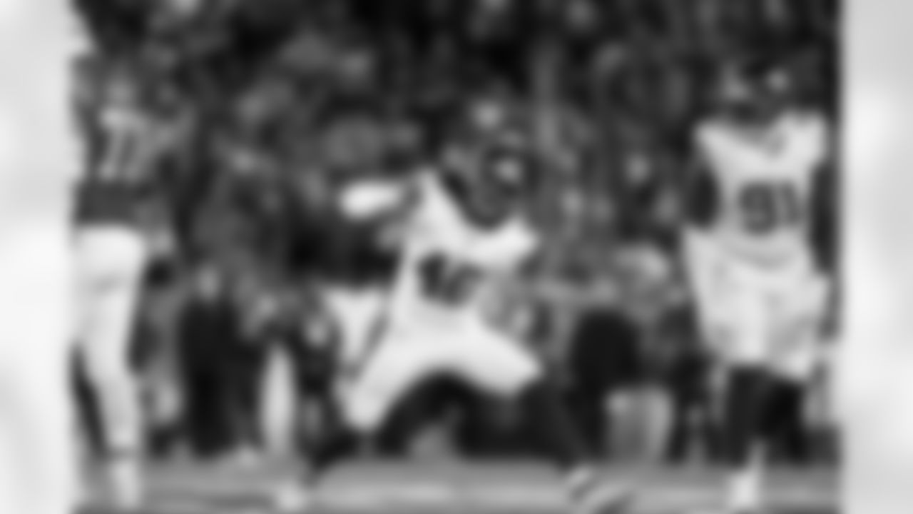 OLB Zaire Barnes (46)