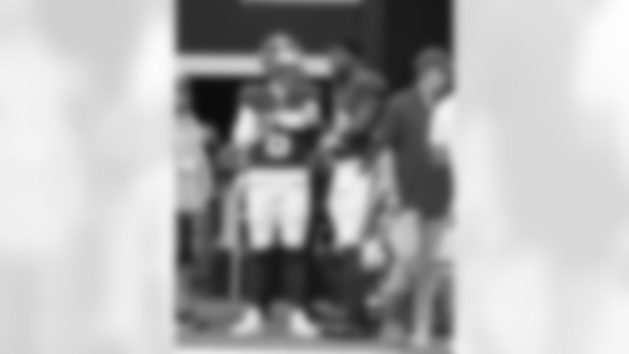 New York Giants quarterback Jaxson Dart (6),New York Giants quarterback Jameis Winston (19)