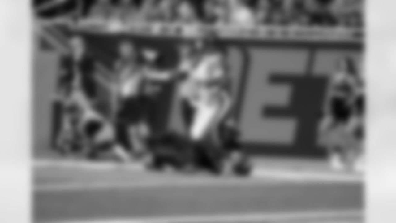 QB Jameis Winston (19)