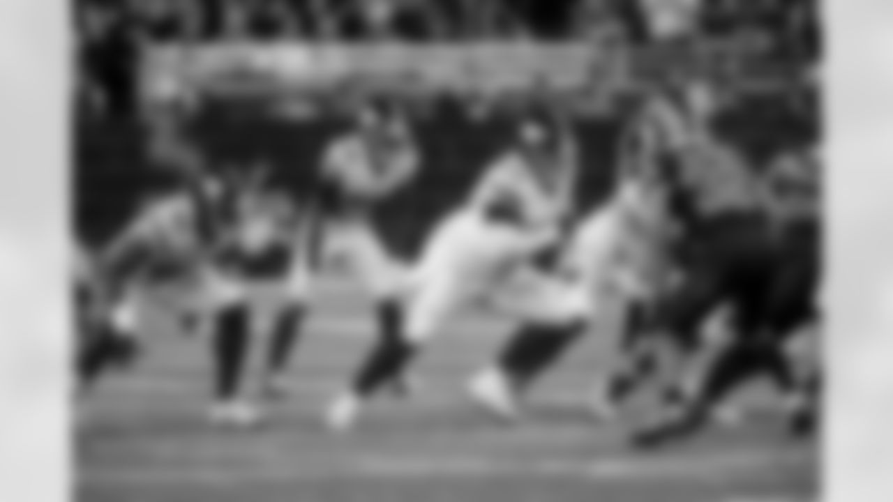 T Jermaine Eluemunor (72)