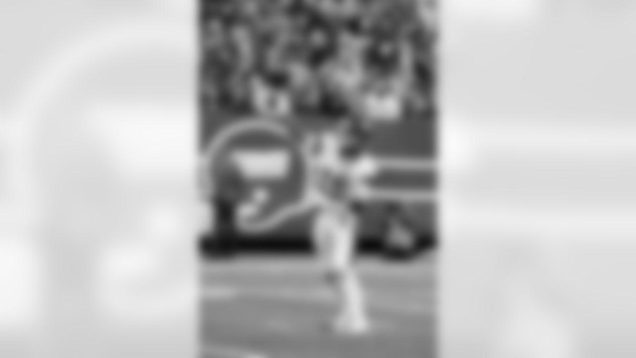 QB Jameis Winston (19)