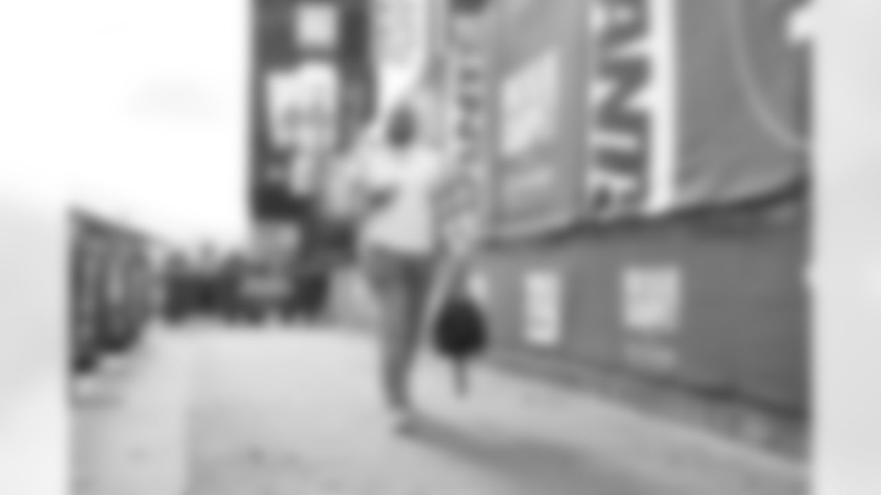 OL Aaron Stinnie (64)