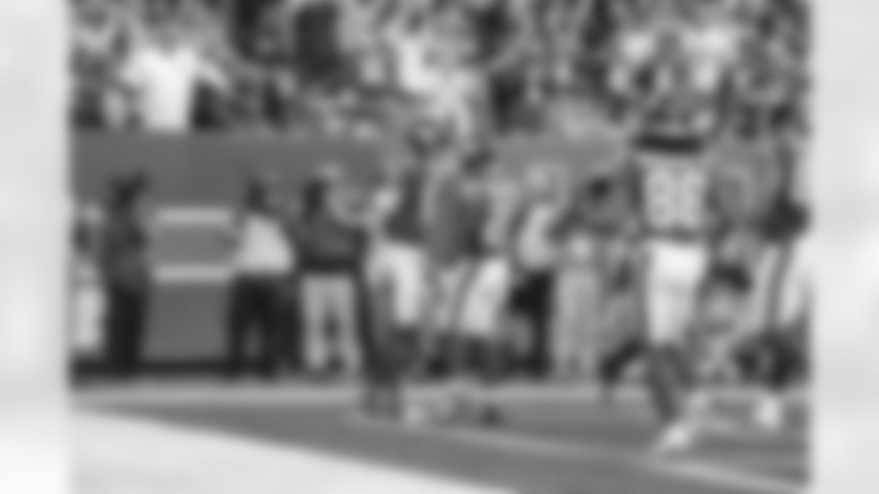 QB Jaxson Dart (6), RB Devin Singletary (26)