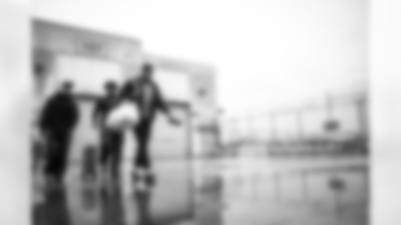 QB Jameis Winston (19)