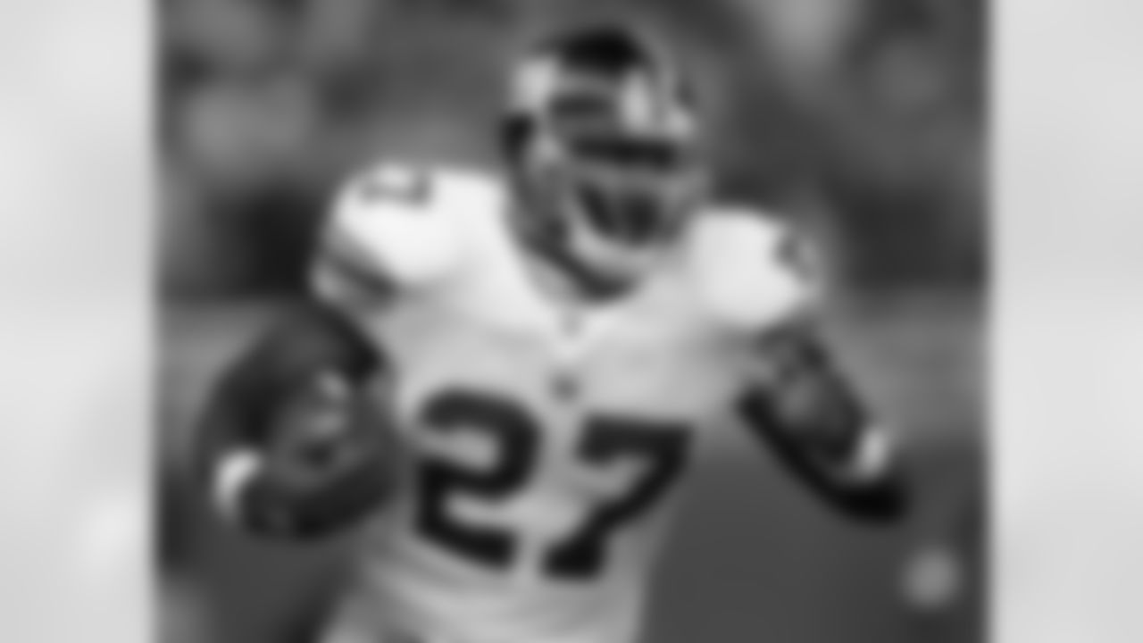 New York Giants running back Brandon Jacobs rushes against the Detroit Lions in the first quarter of an NFL football game in Detroit, Sunday, Nov. 18, 2007. (AP Photo/Paul Sancya)