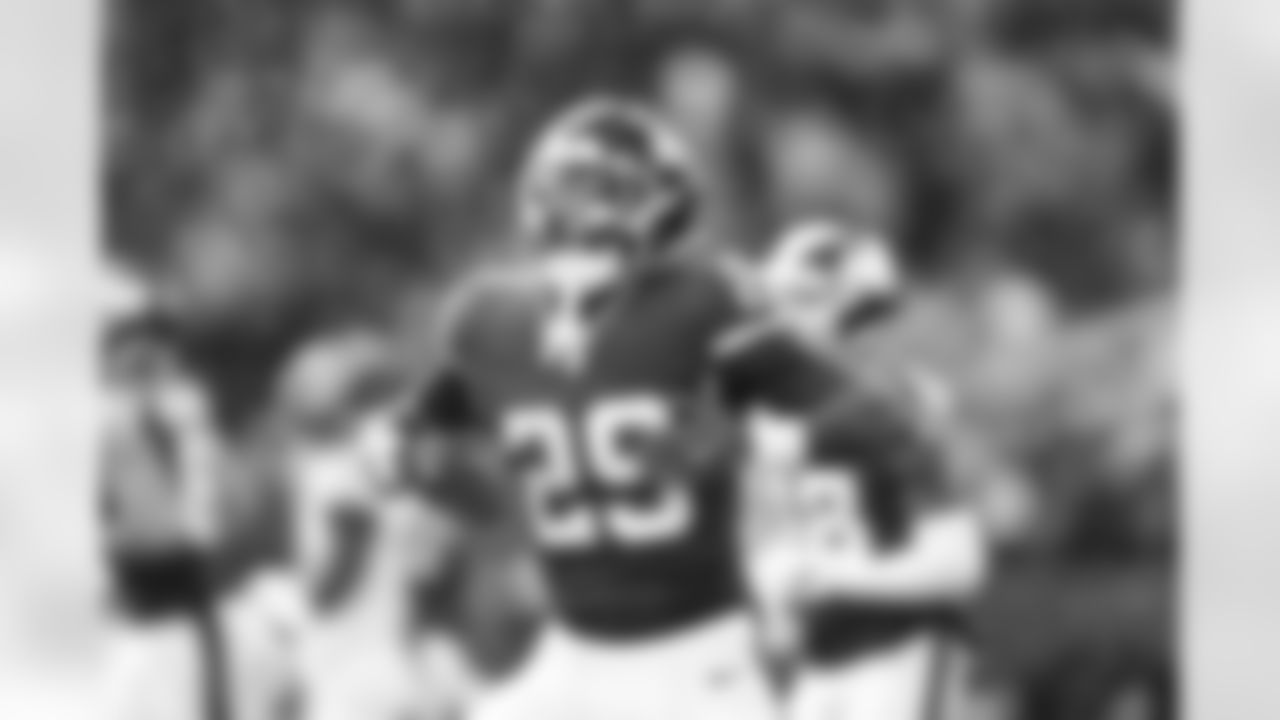 RB Tyrone Tracy Jr. (29)