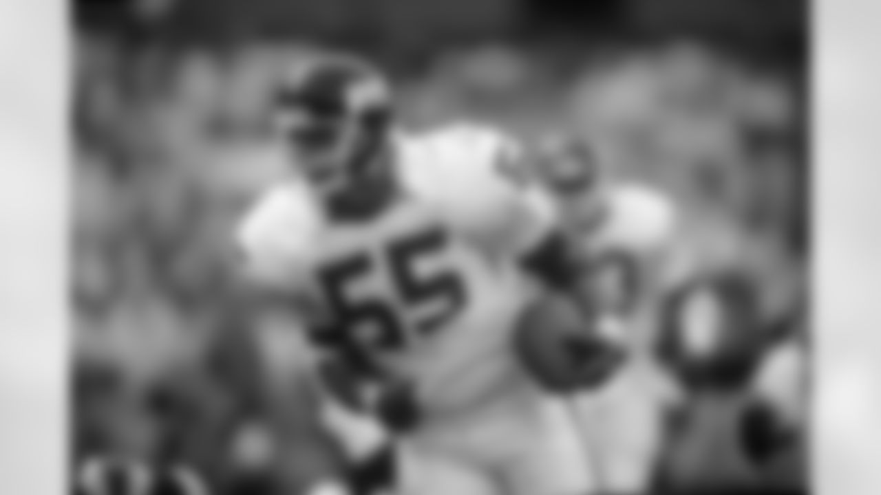 New York Giants linebacker Gary Reasons (55) returns one of his two interceptions during an NFL game against the Los Angeles Rams on November 11, 1990. The Giants defeated the Rams 31-7. (Peter Read Miller via AP)