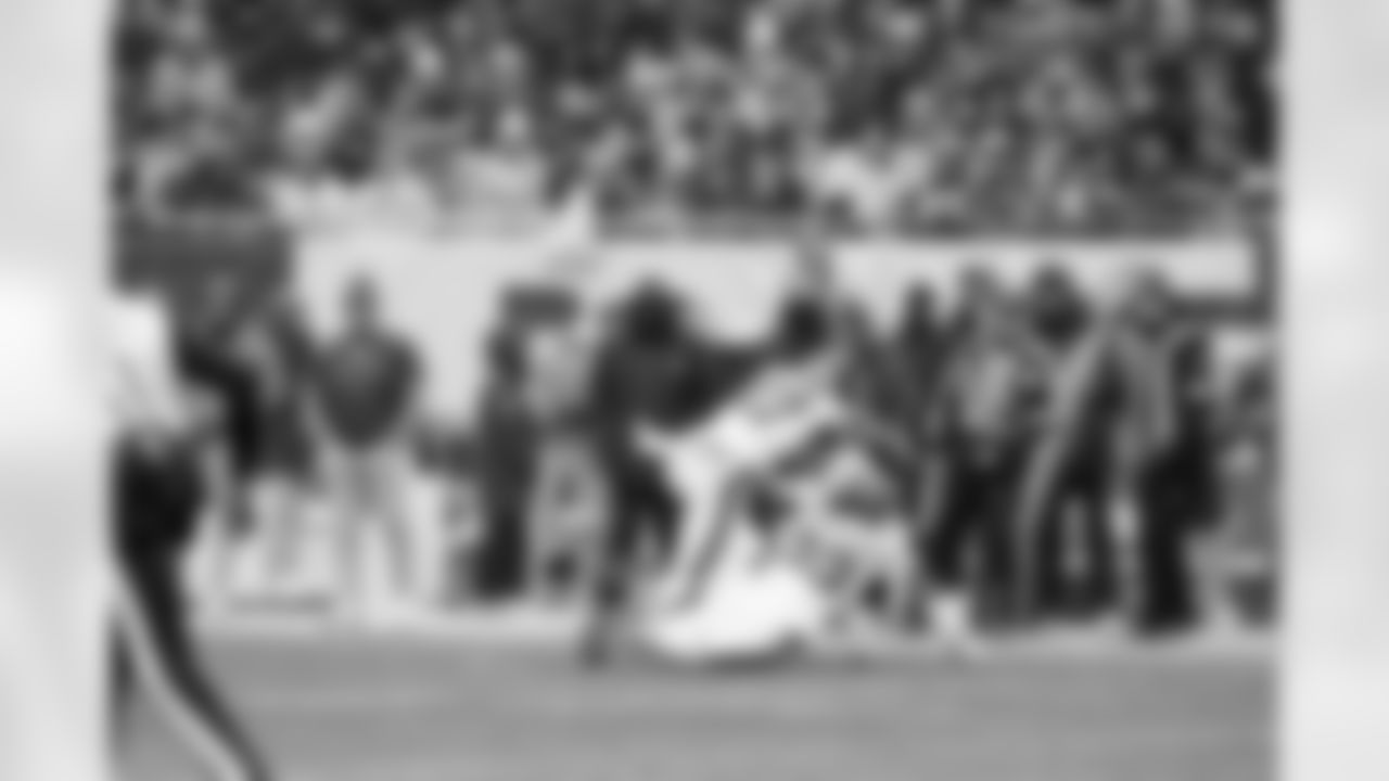 S Tyler Nubin (27), LB Demetrius Flannigan-Fowles (33)