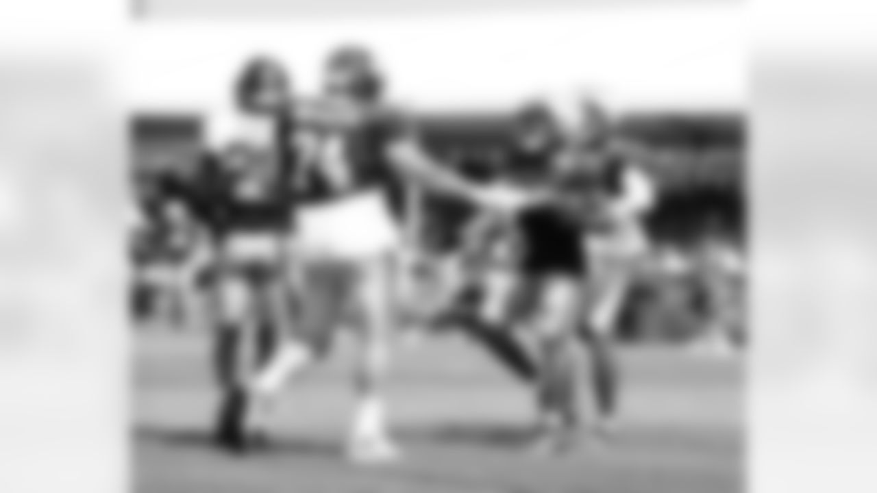 G Greg Van Roten (74), RB Devin Singletary (26)