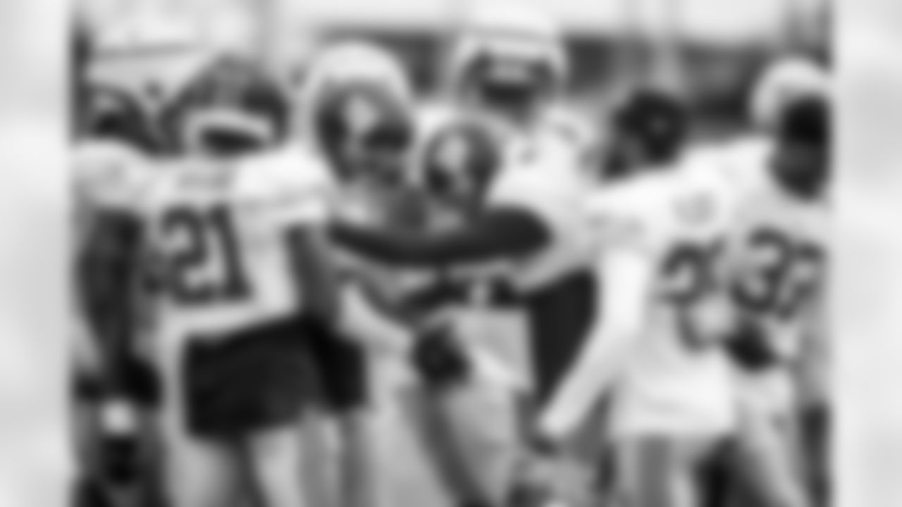 CB Deonte Banks (2), S Jevón Holland (8)