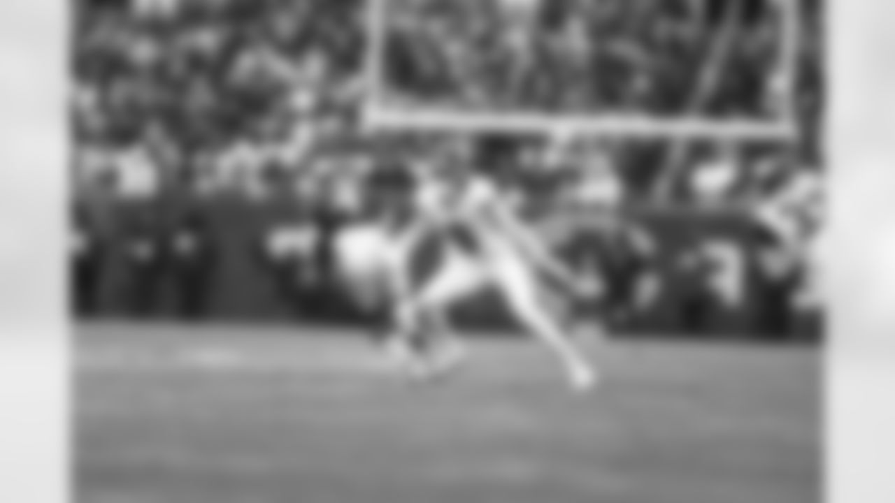 S Jevón Holland (8)