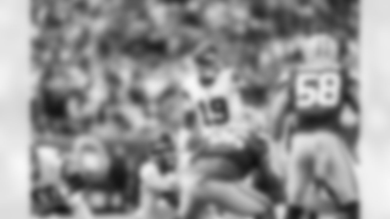 QB Jameis Winston (19)