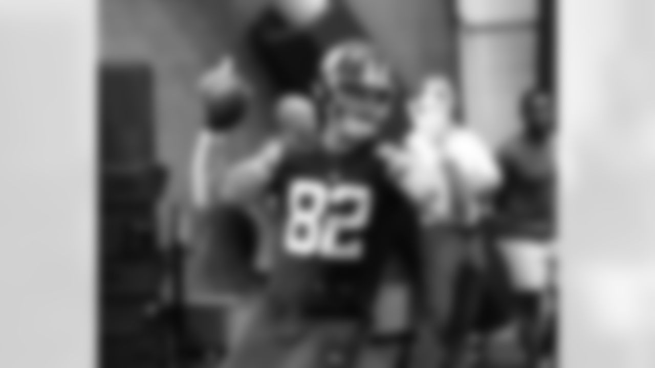 TE Daniel Bellinger (82)