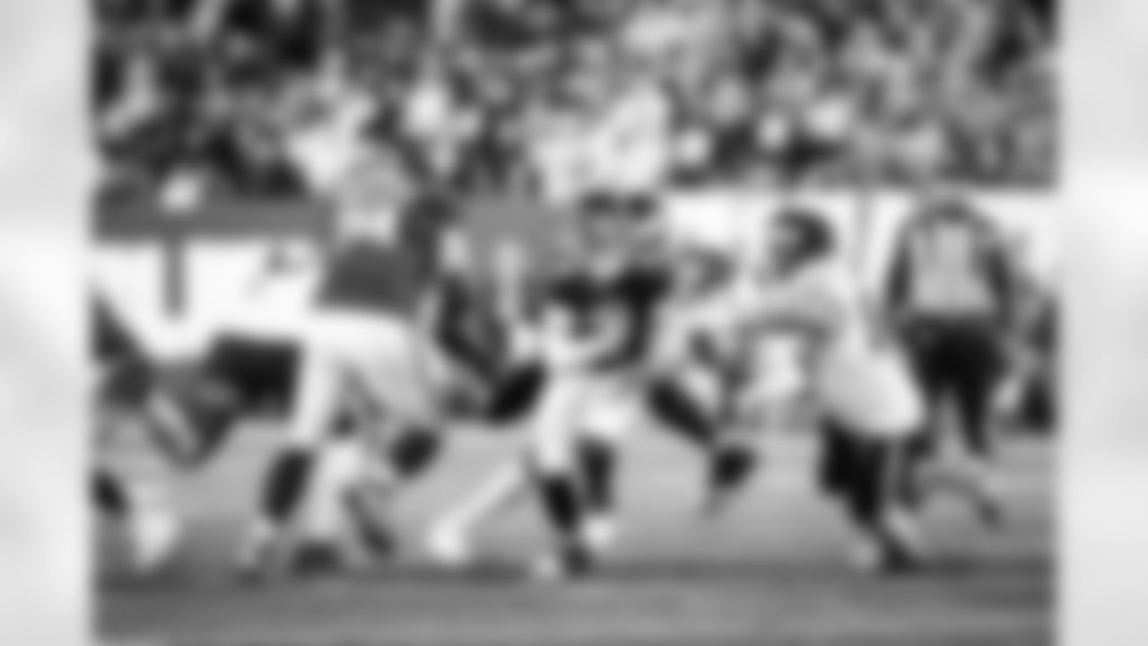 QB Jaxson Dart (6)