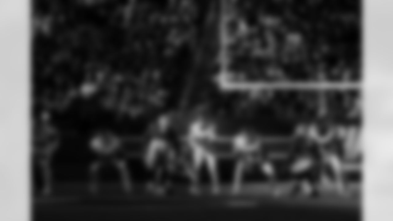 QB Jameis Winston (19)