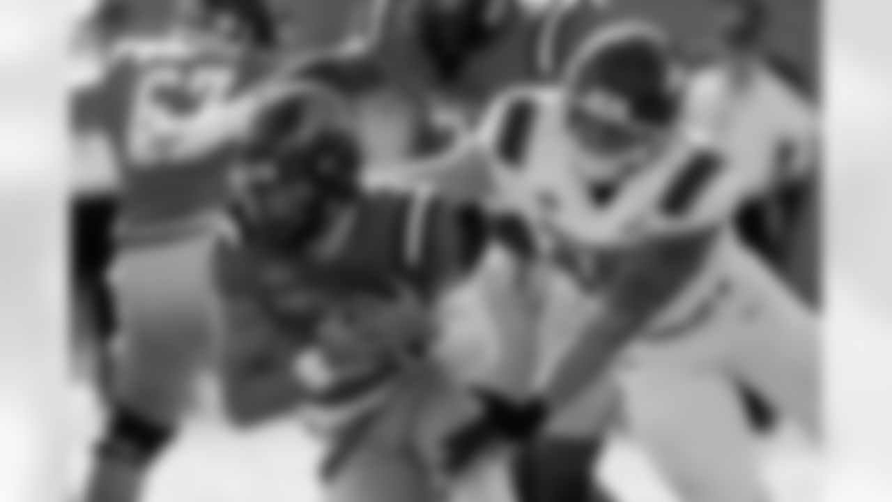 American team quarterback Jaxson Dart, left, of Mississippi, escapes pressure from National team defensive lineman Landon Jackson (40), of Arkansas, during the first half of the Senior Bowl NCAA college football game, Saturday, Feb. 1, 2025, in Mobile, Ala. (AP Photo/Butch Dill)