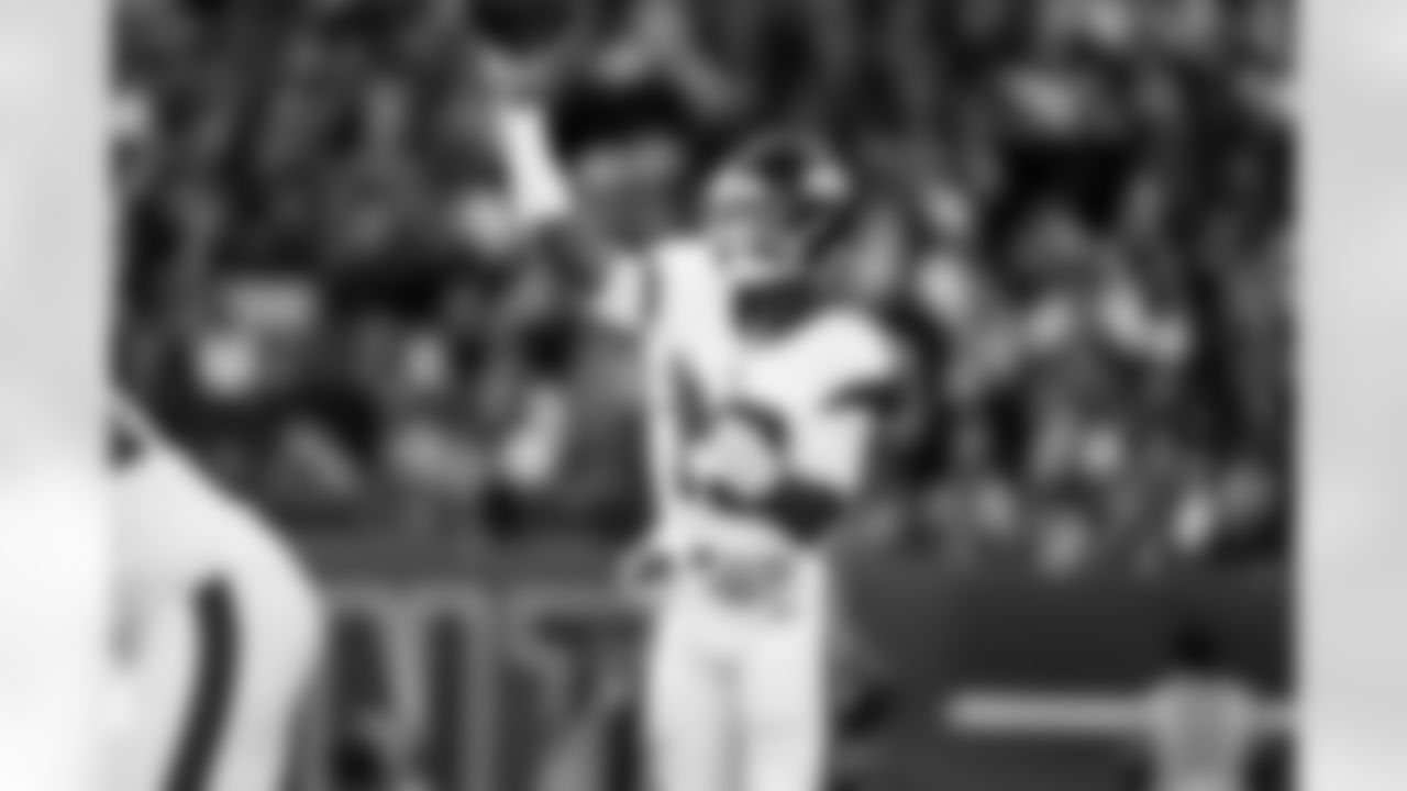 QB Jameis Winston (19)