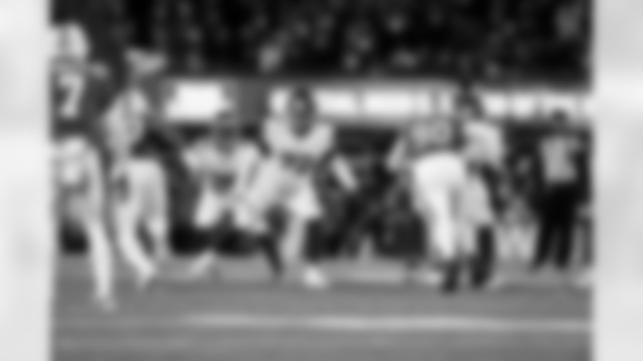 T Jermaine Eluemunor (72)