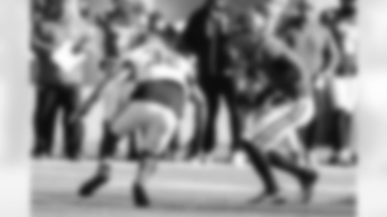 National Team quarterback Sawyer Robertson, right, of Baylor, carries the ball as American Team linebacker Xavian Sorey (32), of Arkansas, pursues during the first half of the Senior Bowl NCAA college football game Saturday, Jan. 31, 2026, in Mobile, Ala. (AP Photo/Butch Dill)