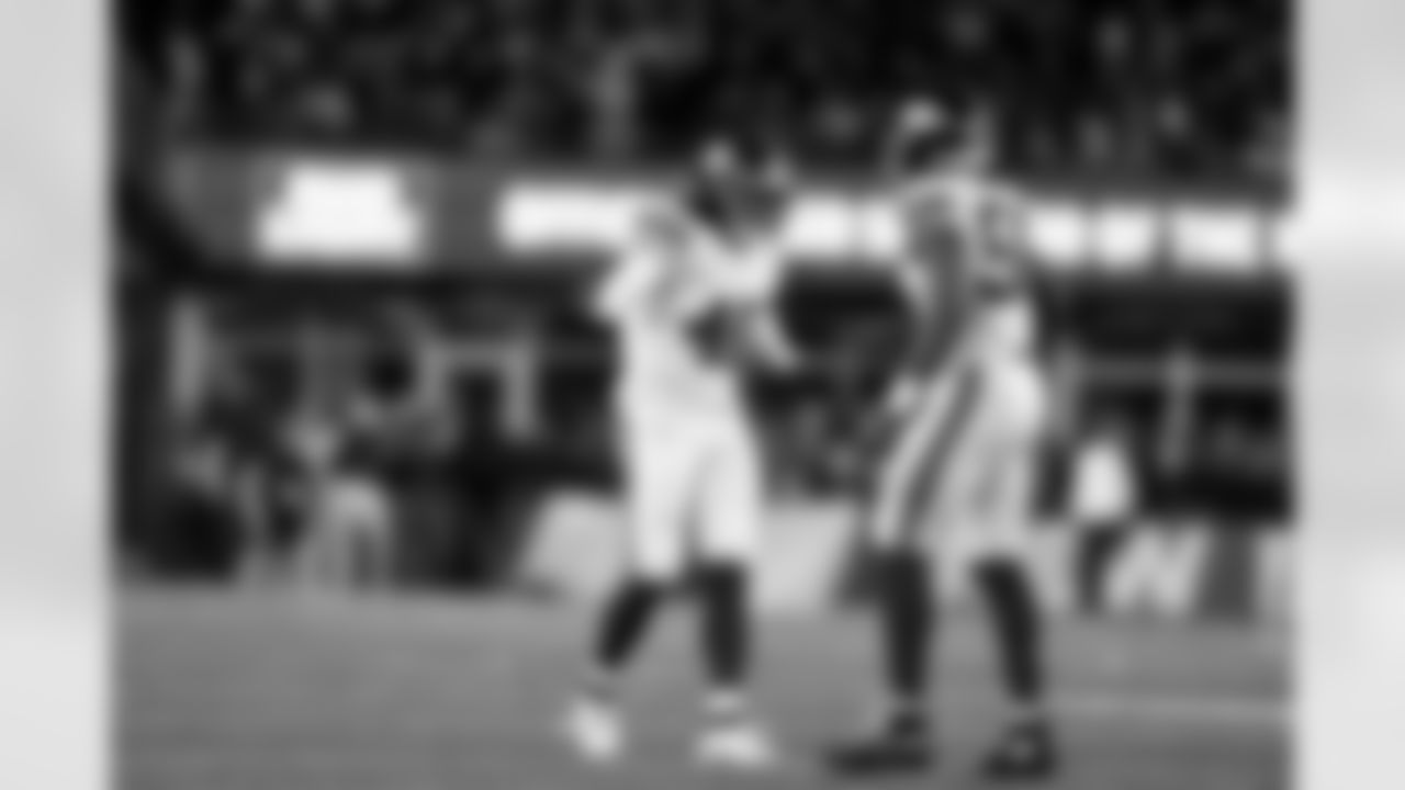 OLB Zaire Barnes (46)