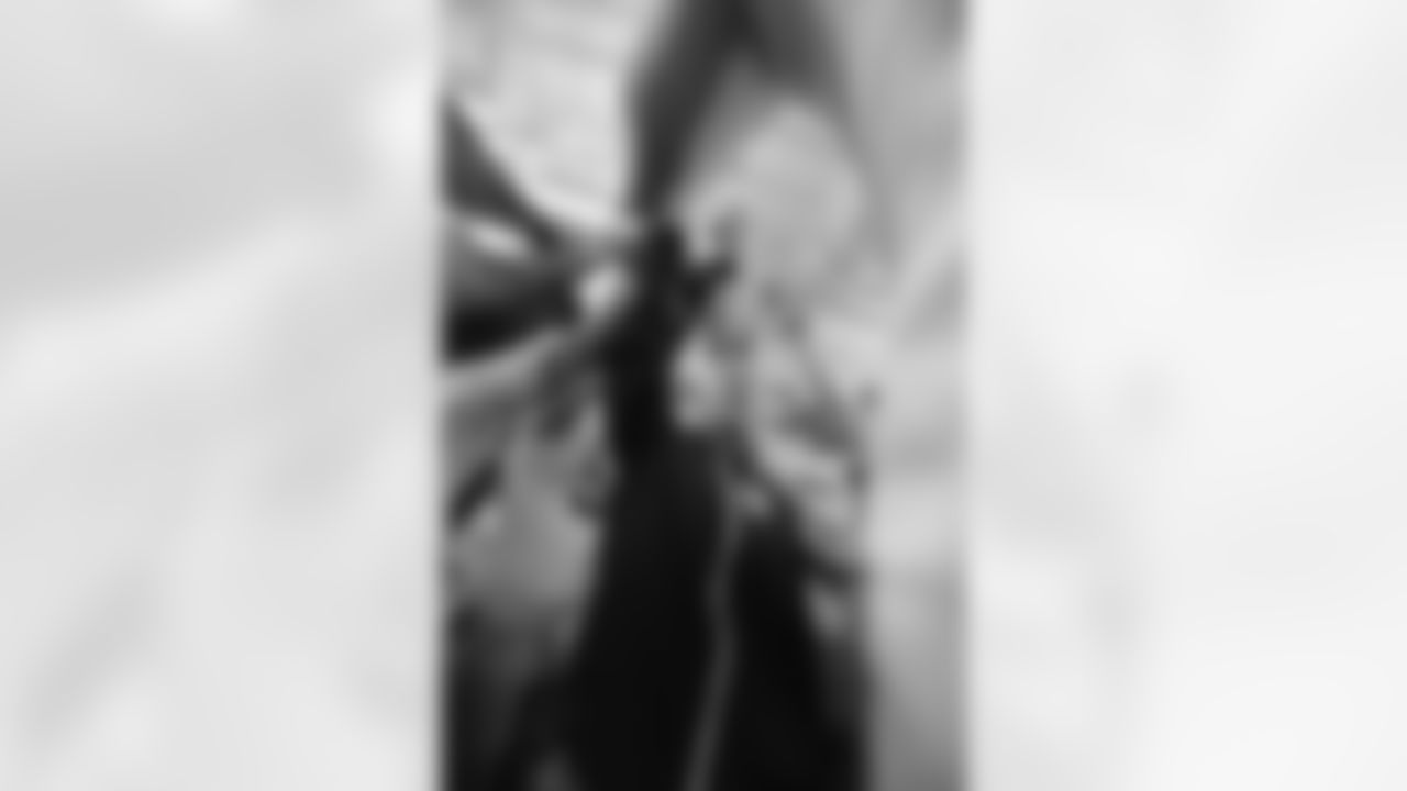 New York Giants head coach Tom Coughlin talks to his team following a week 16 football game against the Detroit Lions on December 22, 2013 in Detroit, Michigan (AP Photo/Evan Pinkus)