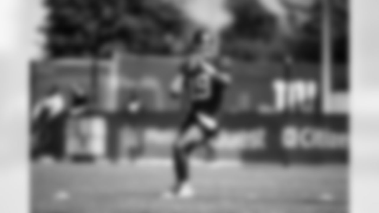 QB Jameis Winston (19)