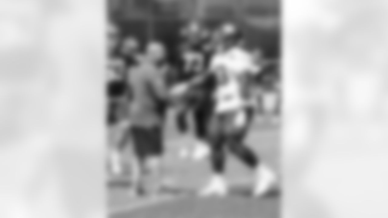 DL Rakeem Nuñez-Roches (93), Brian Daboll