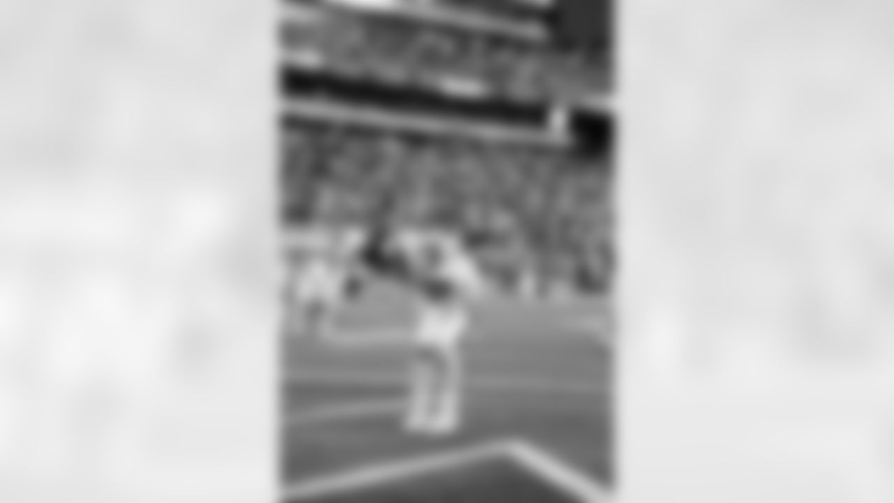 QB Jameis Winston (19)