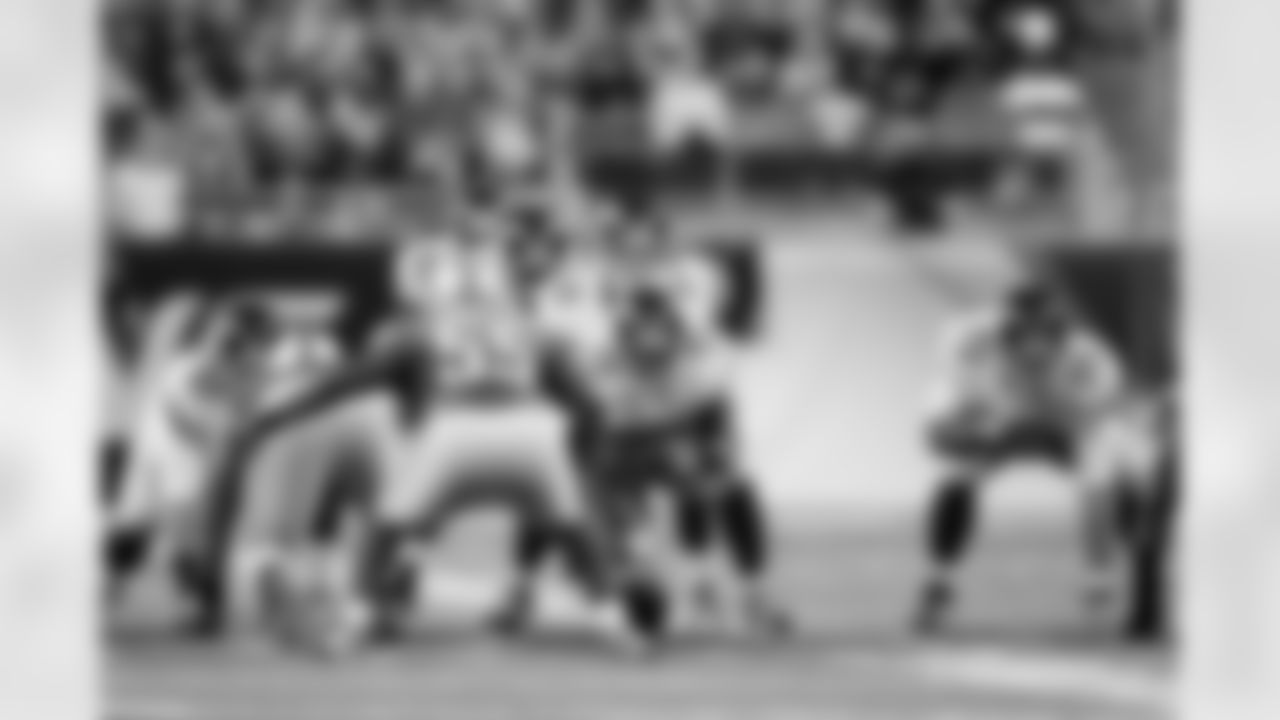 New York Giants quarterback Eli Manning (10) gets set to run a play against the Detroit Lions during an NFL football game at Ford Field in Detroit, Sunday, Dec. 22, 2013. (AP Photo/Rick Osentoski)