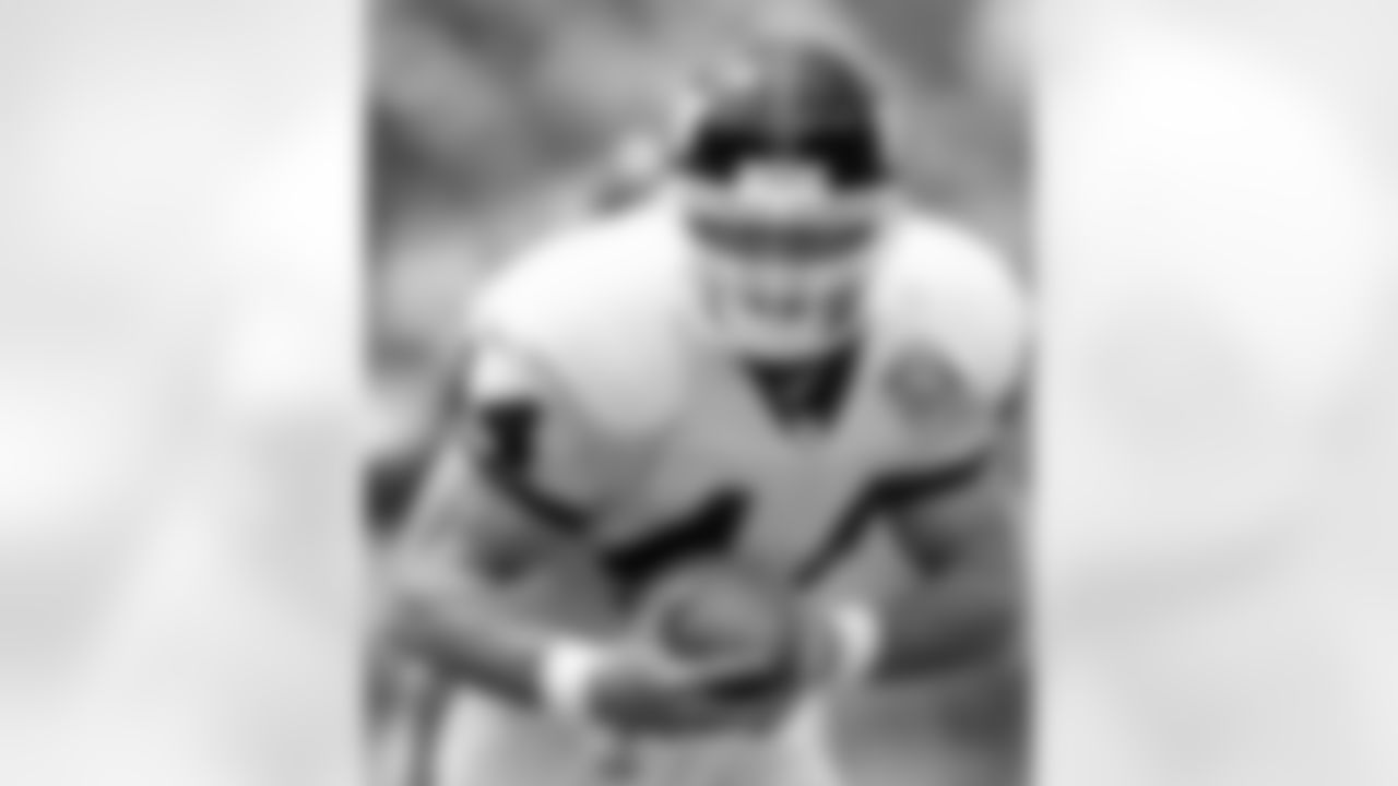 New York Giants running back Sean Bennett (44) is seen in action during an NFL game against the Baltimore Ravens Sept. 3, 1999, in Baltimore. (Allen Kee via AP)