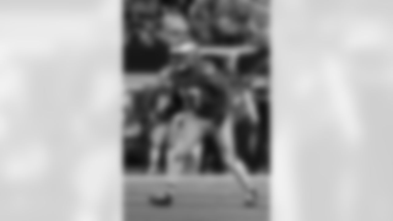 No. 40 Nakobe Dean, LB