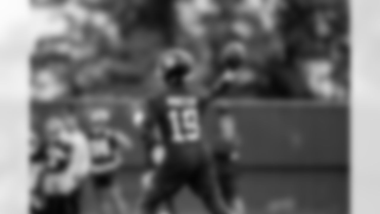QB Jameis Winston (19)