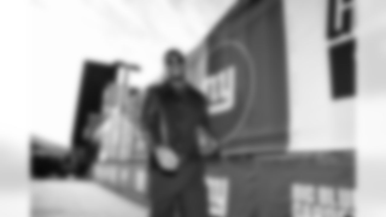 QB Jameis Winston (19)