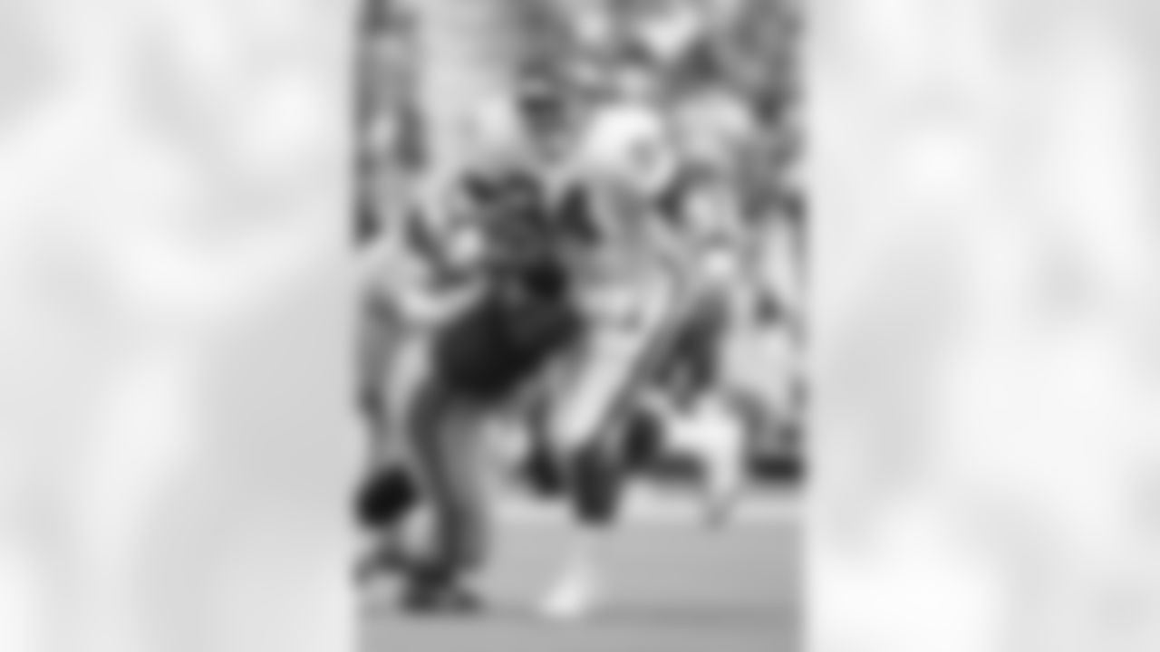New York Giants running back Ottis Anderson (24) runs the ball during the NFL football game against the Philadelphia Eagles on Nov. 25, 1990 in Philadelphia. (Paul Spinelli via AP)