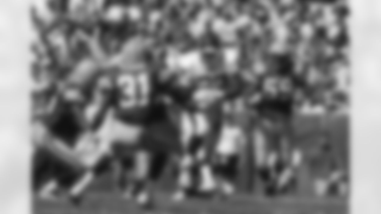 New York Giants running back Rodney Hampton (27) carries the ball against the Green Bay Packers in Green Bay, WI, Sep. 17, 1995. The Packers defeated the Giants 14-6. (Paul Spinelli via AP)
