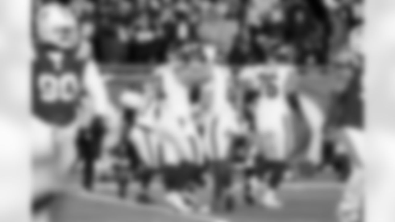 C John Michael Schmitz Jr. (61), QB Jaxson Dart (6)