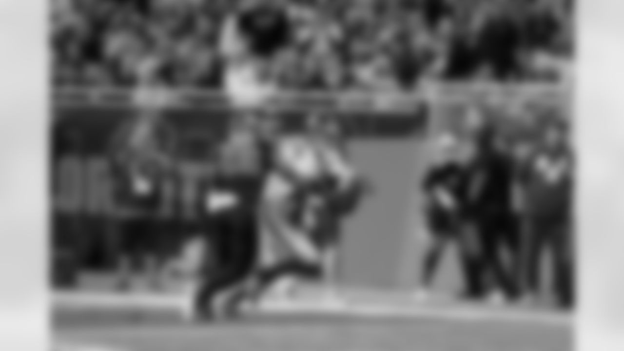 QB Jameis Winston (19)