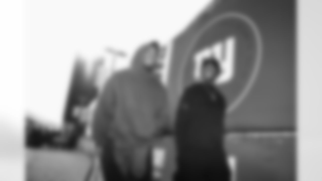 S Jevón Holland (8) CB Art Green (23)