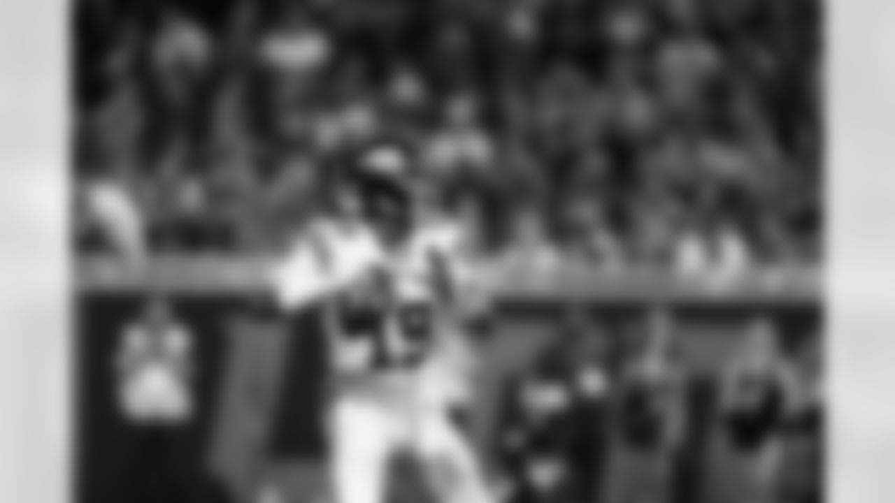 QB Jameis Winston (19)