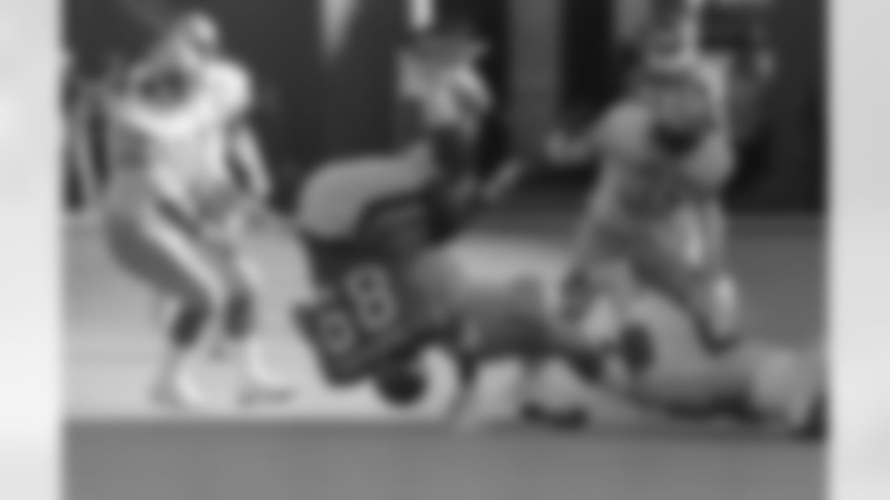 Mark Bavaro of the New York Giants is up-ended after completing a Phil Simms pass for six yards as Detroit Lions Jimmy Williams makes the flip during first quarter action at Giants Stadium in East Rutherford, N.J., Nov. 18, 1990. (AP Photo/Ron Frehm)