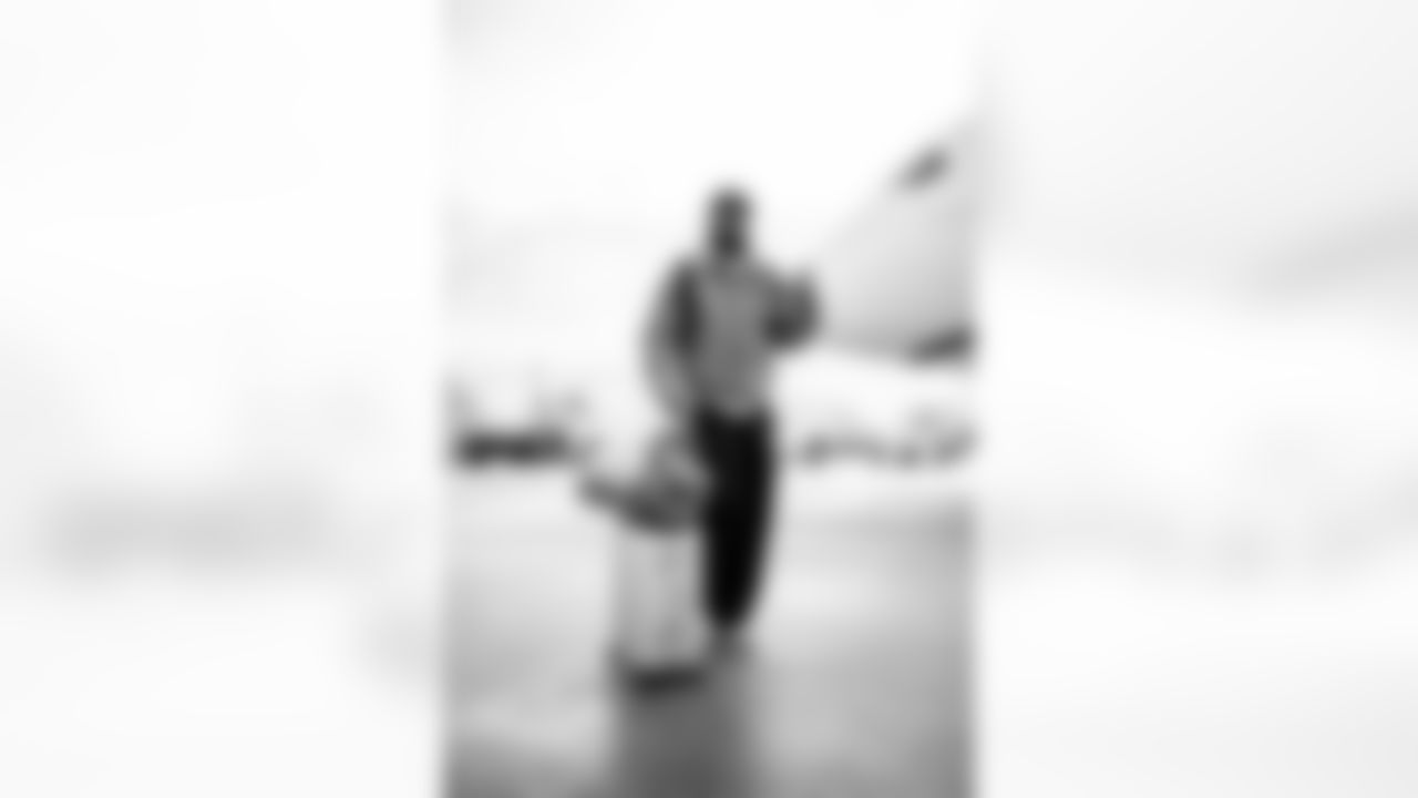 LB Demetrius Flannigan-Fowles (33)